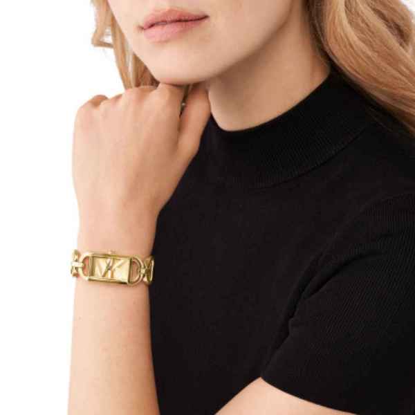 Zegarek na r%c4%99ce na modelu mk7406 marki michael kors zegarek prostok%c4%85tny kolekcji empire w kolorze z%c5%82ota %c5%82adny zegarek dla kobiety damska bi%c5%bcuteria