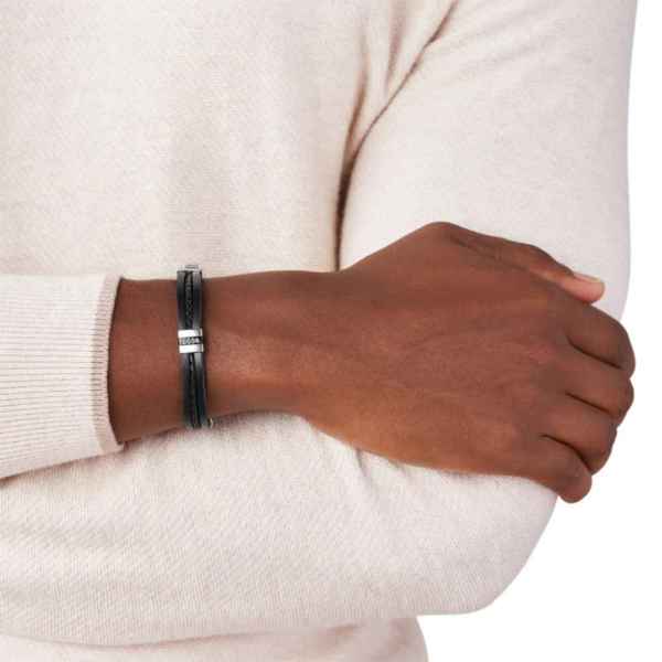 Br%c4%85zowa sk%c3%b3rzana bransoletka na r%c4%99ce  jak wygl%c4%85da na modelu bransoletka jf03686040 fossil leather essentials black m%c4%99ska bransoleta ze sk%c3%b3ry dla niego na prezent markowa bi%c5%bcuteria dla m%c4%99%c5%bcczyzn